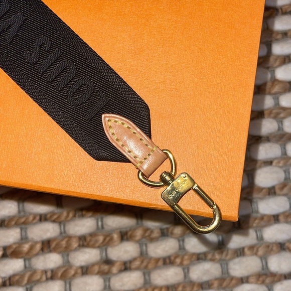 Louis Vuitton shoulder strap in black with small pouch - Picture 5 of 9